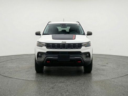 Used 2025 Jeep Compass Trailhawk AWD/4WD image 2