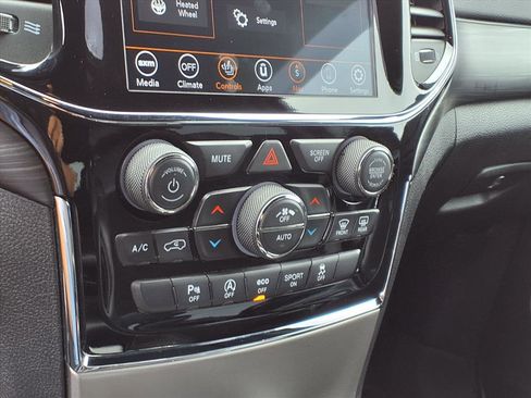 Used 2021 Jeep Grand Cherokee Laredo X image 10