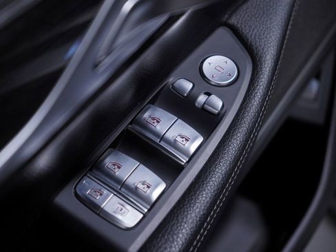 Used 2022 BMW 740i w/ M Sport Package image 17