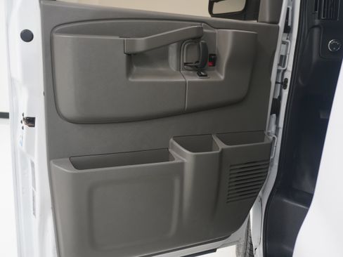 Used 2018 Chevrolet Express 2500 w/ Driver Convenience Package image 10