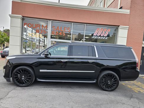 Used 2017 Cadillac Escalade ESV 4WD image 3