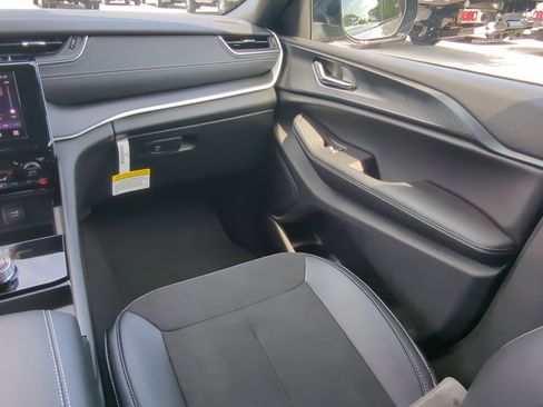 New 2025 Jeep Grand Cherokee Altitude image 15