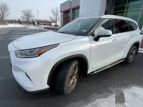 Used 2022 Toyota Highlander Bronze Edition image 4