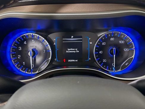 Used 2017 Chrysler Pacifica Touring-L FWD image 12