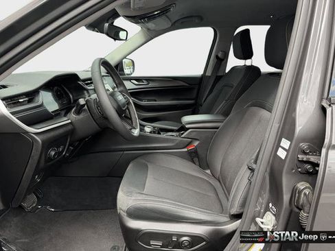 Used 2023 Jeep Grand Cherokee Laredo AWD/4WD image 10