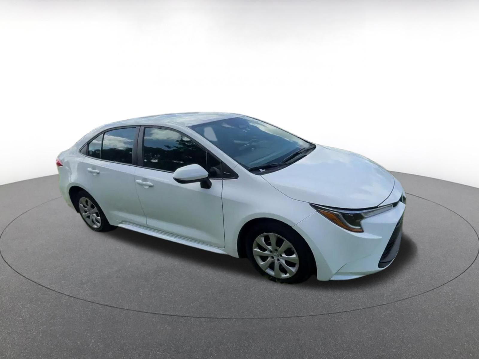 Used 2025 Toyota Corolla LE FWD image 2