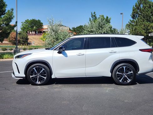 Used 2022 Toyota Highlander XSE AWD/4WD image 2