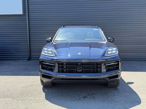 Used 2024 Porsche Cayenne AWD/4WD image 3