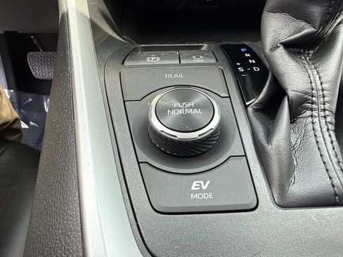 Used 2025 Toyota RAV4 LE AWD/4WD image 33