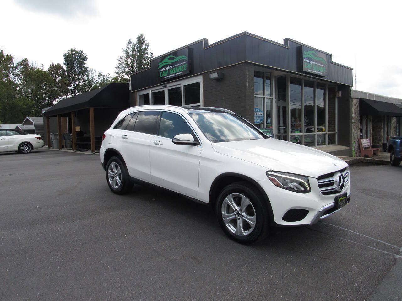 Used 2018 Mercedes-Benz GLC 300 4MATIC image 2