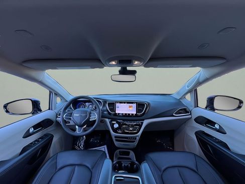 Used 2024 Chrysler Pacifica Touring-L image 18