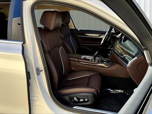 Used 2022 BMW 750i xDrive w/ Executive Package AWD/4WD image 31