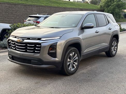 Used 2026 Chevrolet Equinox LT AWD/4WD image 2