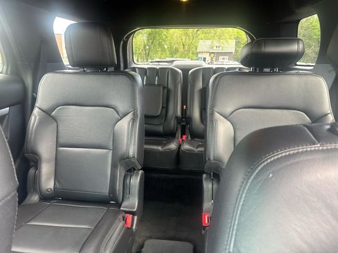 Used 2017 Ford Explorer XLT w/ Equipment Group 202A AWD/4WD image 12