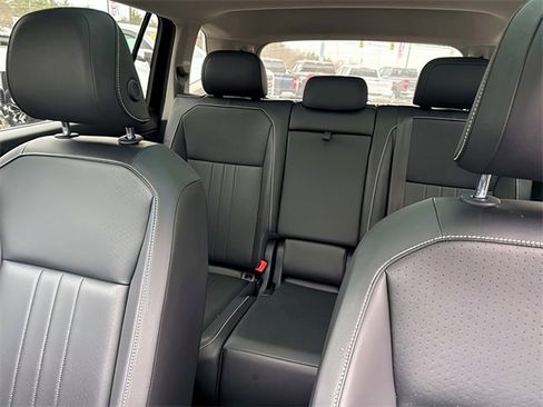 Used 2022 Volkswagen Tiguan SE image 18