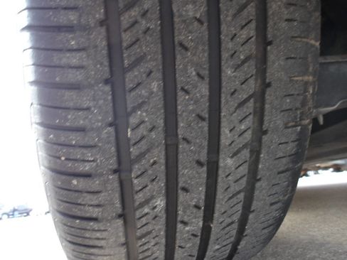 Used 2018 Chrysler Pacifica Limited w/ Tire & Wheel Group image 9