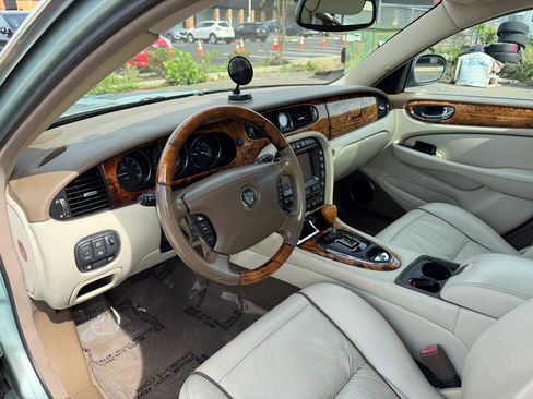 Used 2005 Jaguar XJ8 L image 10