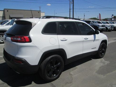 Used 2018 Jeep Cherokee Latitude w/ Altitude Package AWD/4WD image 3
