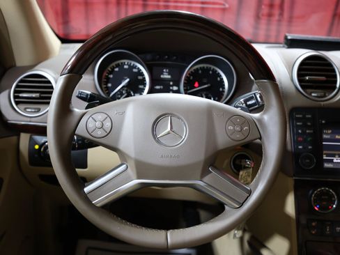 Used 2011 Mercedes-Benz GL 550 4MATIC image 17