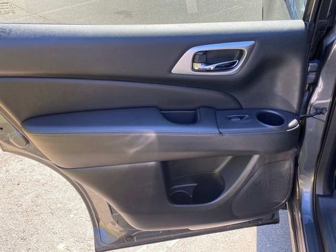 Used 2019 Nissan Pathfinder S image 11