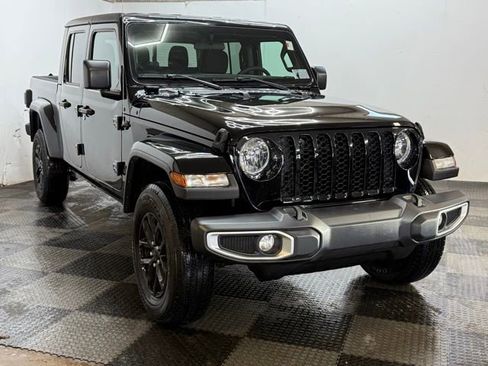 Used 2023 Jeep Gladiator Sport image 3
