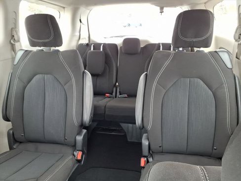 Used 2024 Chrysler Voyager LX image 14