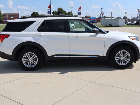 Used 2024 Ford Explorer XLT w/ Equipment Group 202A AWD/4WD image 4