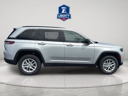 New 2025 Jeep Grand Cherokee Laredo X w/ Luxury Tech Group I AWD/4WD image 13