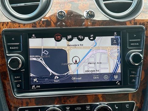 Used 2018 Bentley Bentayga image 14