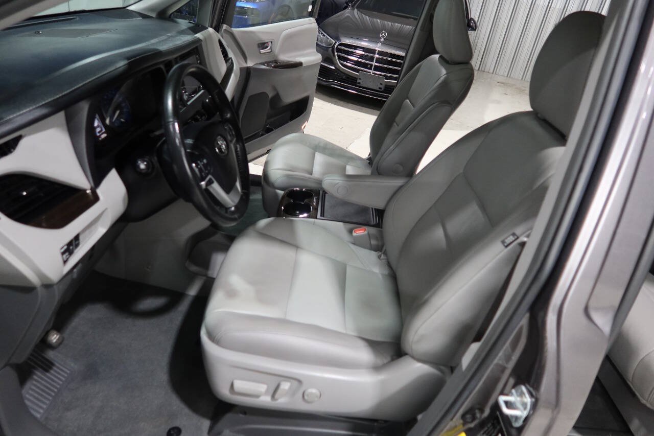 Used 2019 Toyota Sienna XLE w/ XLE Navigation Package FWD image 20