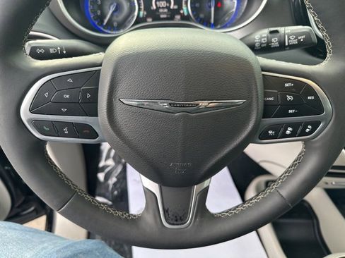 Used 2024 Chrysler Pacifica Touring-L image 7