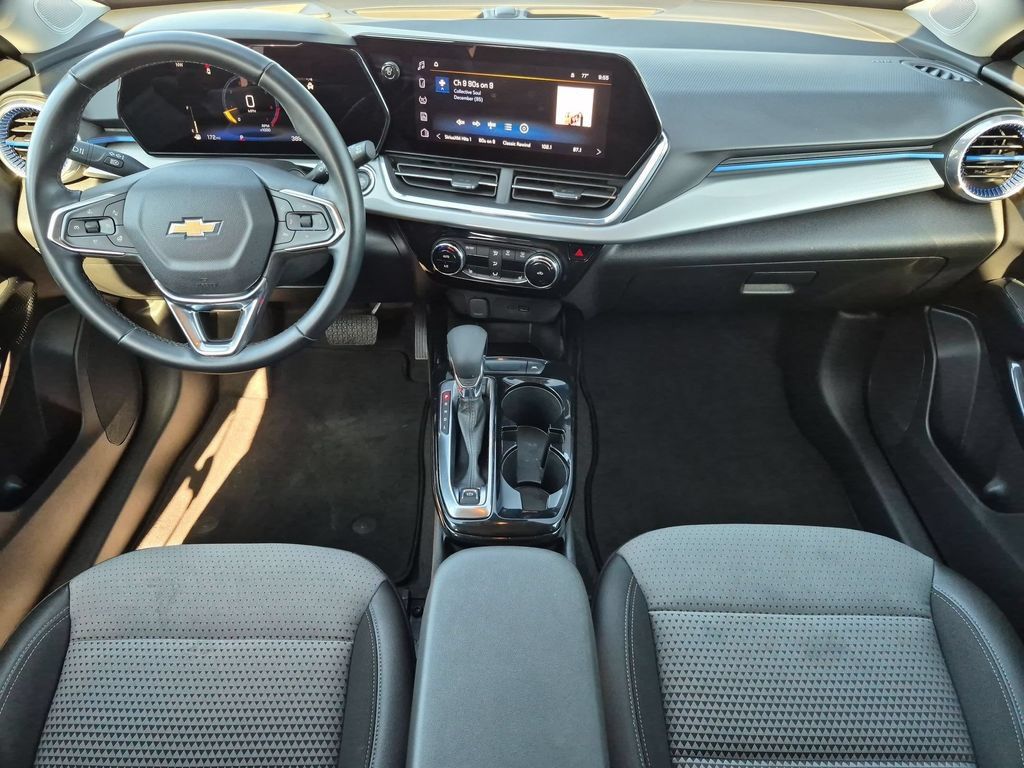 Used 2025 Chevrolet Trax LT w/ LT Convenience Package FWD image 26