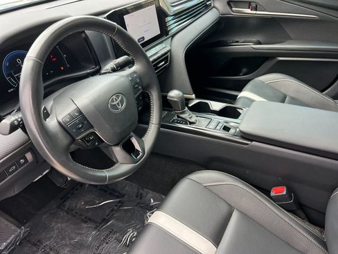 Used 2025 Toyota Camry SE w/ Convenience Package FWD image 12