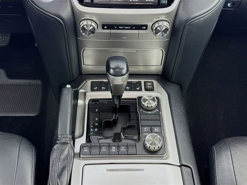 Used 2019 Toyota Land Cruiser image 40