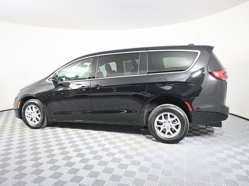 Used 2025 Chrysler Pacifica Select image 4