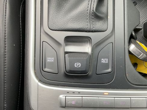 Used 2025 Kia Carnival FWD image 31