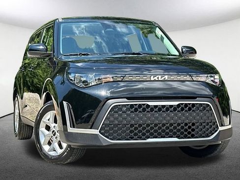 Used 2025 Kia Soul LX w/ LX Technology Package FWD image 2