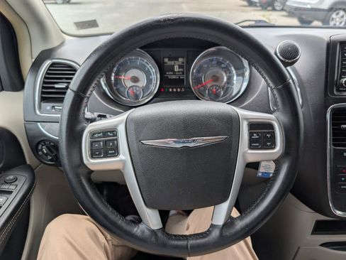 Used 2015 Chrysler Town & Country Touring FWD image 17