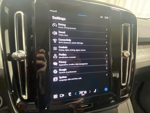 Used 2025 Volvo XC40 B5 Core image 23