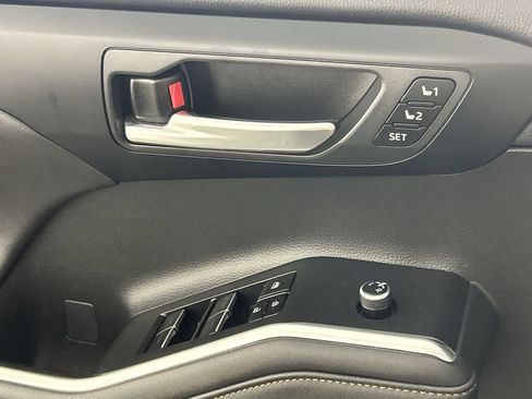 Used 2023 Toyota Highlander Bronze Edition FWD image 19