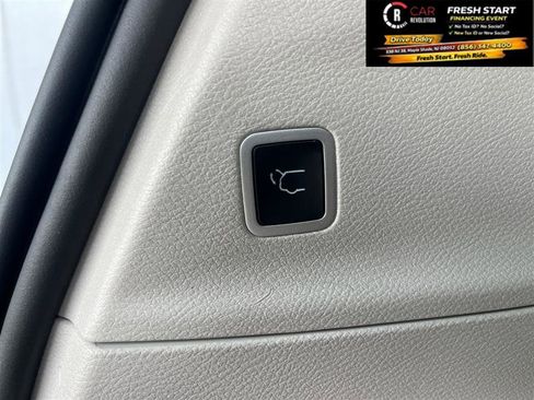 Used 2023 Chrysler Pacifica Touring-L FWD image 11