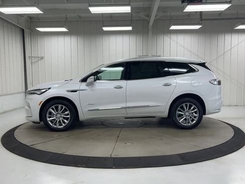 Used 2023 Buick Enclave Avenir image 5