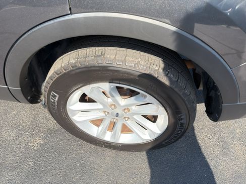 Used 2017 Ford Explorer XLT w/ Equipment Group 202A FWD image 9