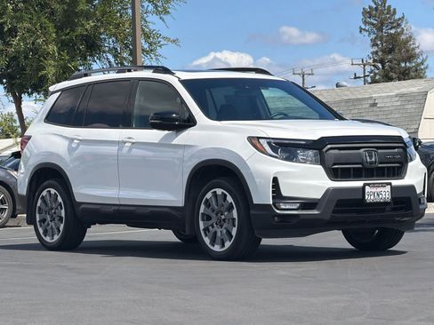 Used 2025 Honda Passport Black Edition image 5