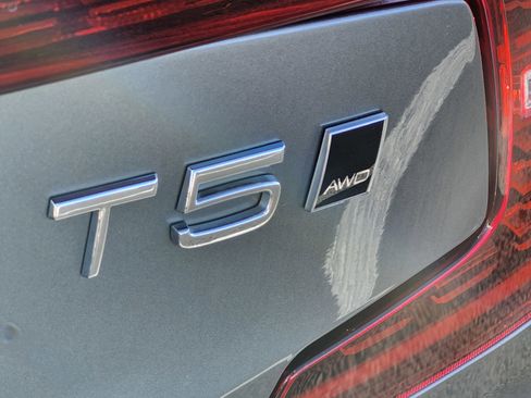 Used 2021 Volvo S60 T5 Momentum image 17