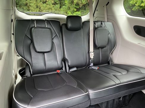 Used 2023 Chrysler Pacifica Limited FWD image 39