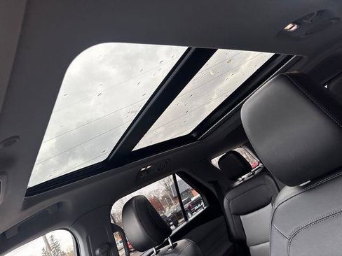 Used 2022 Ford Explorer XLT w/ Equipment Group 202A image 5