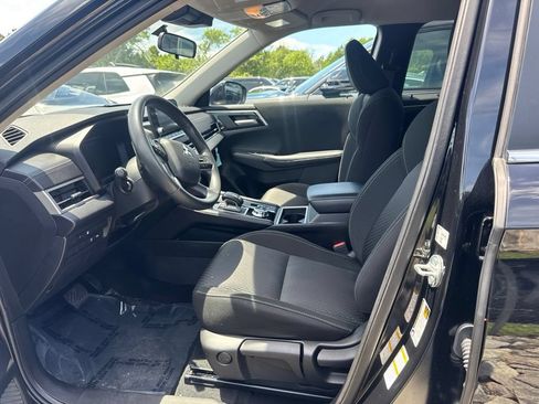 Used 2025 Mitsubishi Outlander ES AWD/4WD image 3