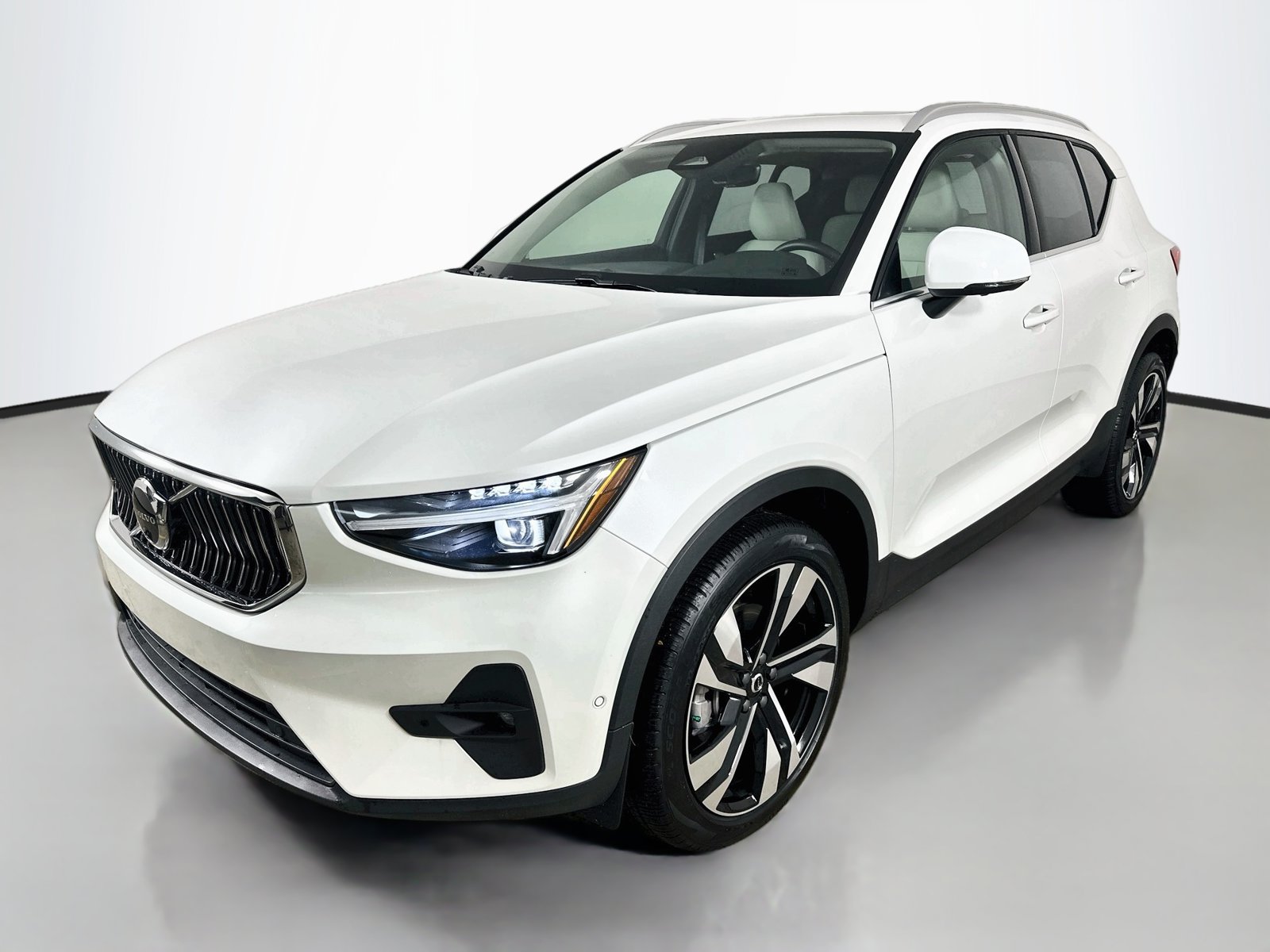 Certified 2025 Volvo XC40 B5 Ultra w/ Protection Package AWD/4WD image 1