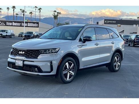 Used 2022 Kia Sorento EX w/ Panoramic Sunroof Package image 2